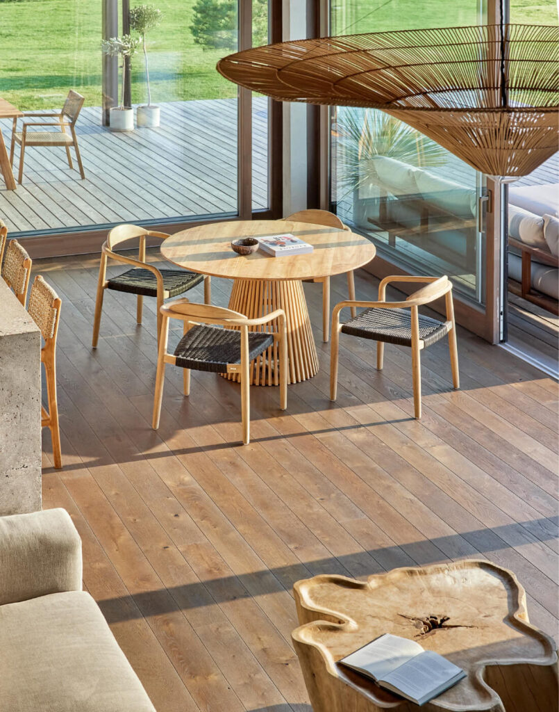 Atostogų nuotaika ir natūralumu alsuojantis interjeras Palangoje – šeimos rezidencija prie jūros