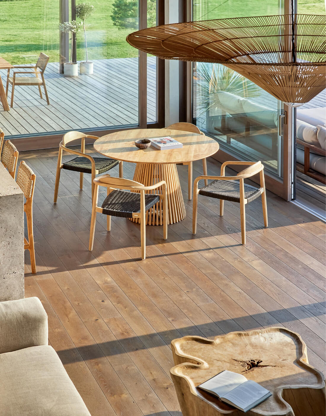 Atostogų nuotaika ir natūralumu alsuojantis interjeras Palangoje – šeimos rezidencija prie jūros