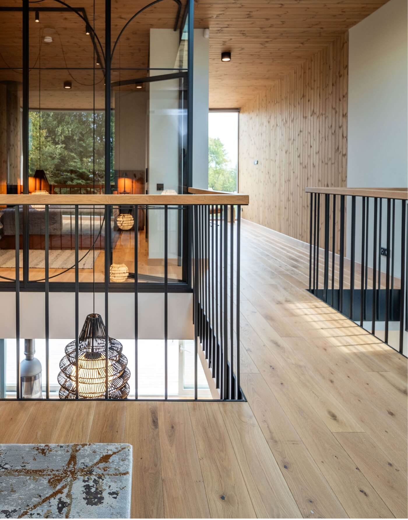 Gamtos įkvėptas išskirtinis namas Svencelėje: aplinką ir vidaus interjerą jungiantys sprendimai