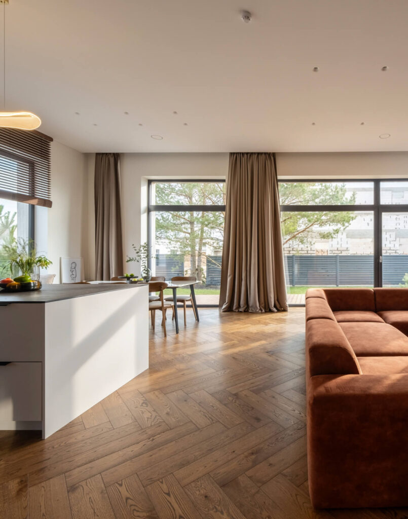 Individualus šeimos namas Vilniuje, kurio erdves praturtina angliško stiliaus parketas