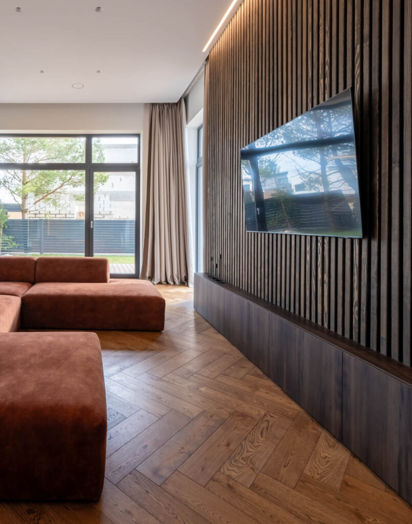 Individualus šeimos namas Vilniuje, kurio erdves praturtina angliško stiliaus parketas