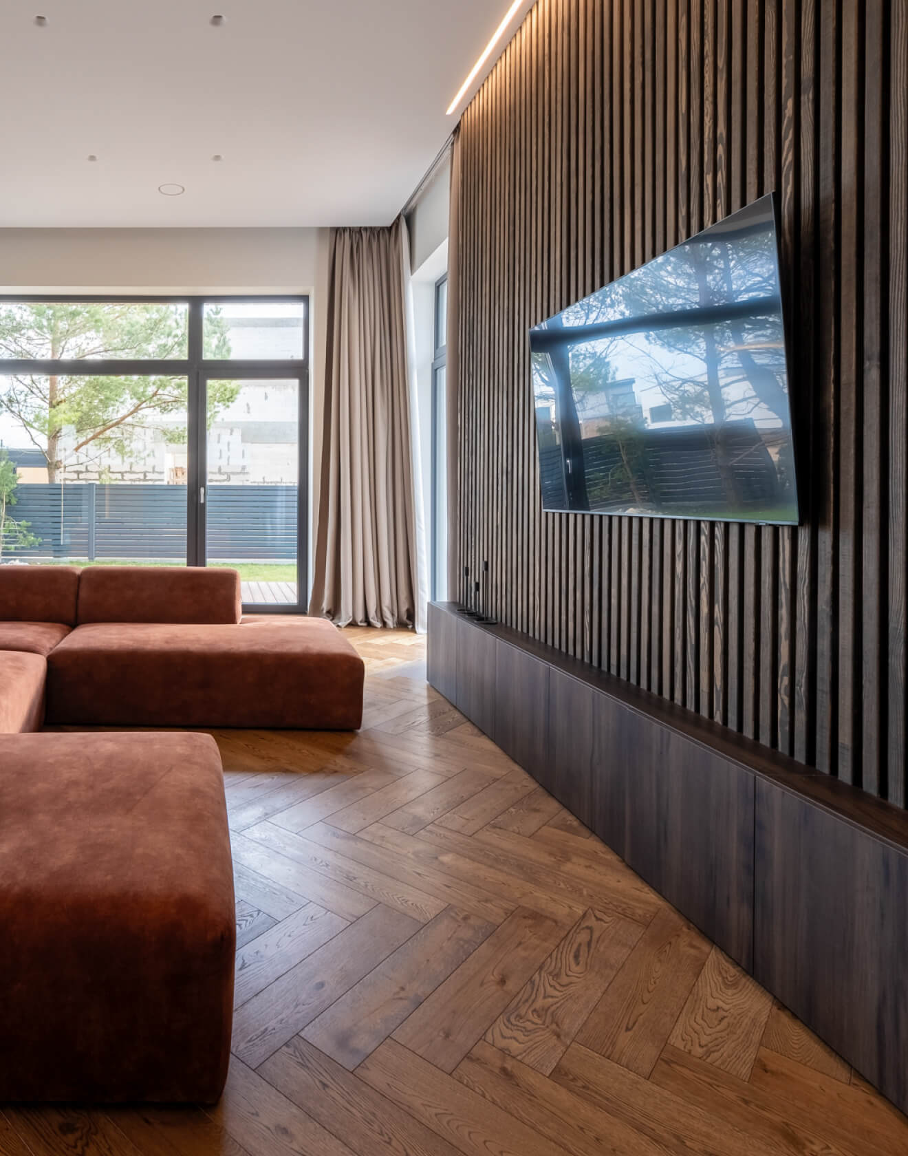 Individualus šeimos namas Vilniuje, kurio erdves praturtina angliško stiliaus parketas