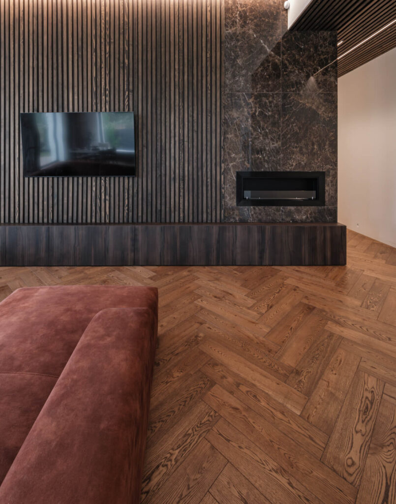 Individualus šeimos namas Vilniuje, kurio erdves praturtina angliško stiliaus parketas