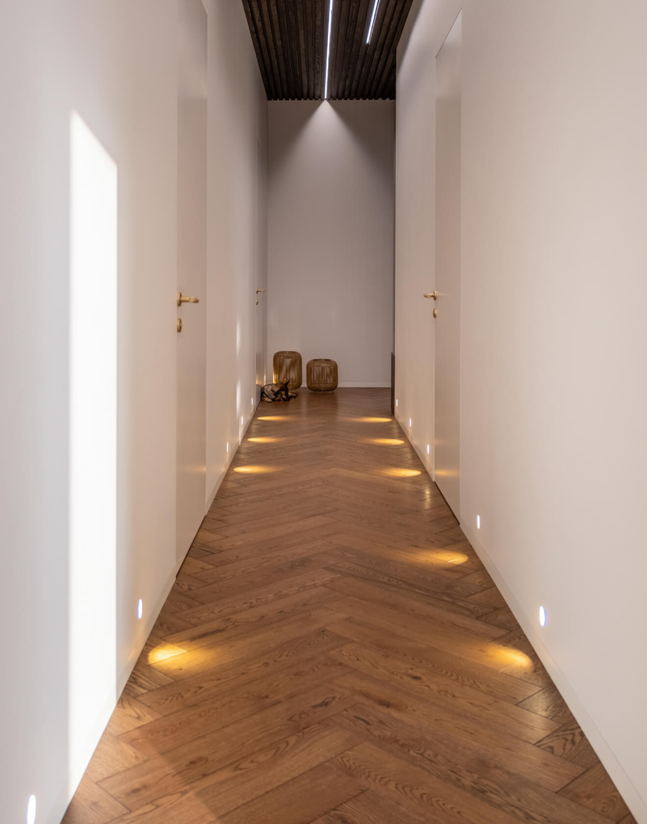 Individualus šeimos namas Vilniuje, kurio erdves praturtina angliško stiliaus parketas