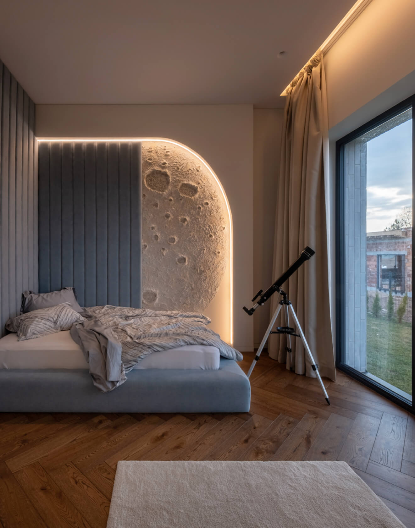 Individualus šeimos namas Vilniuje, kurio erdves praturtina angliško stiliaus parketas