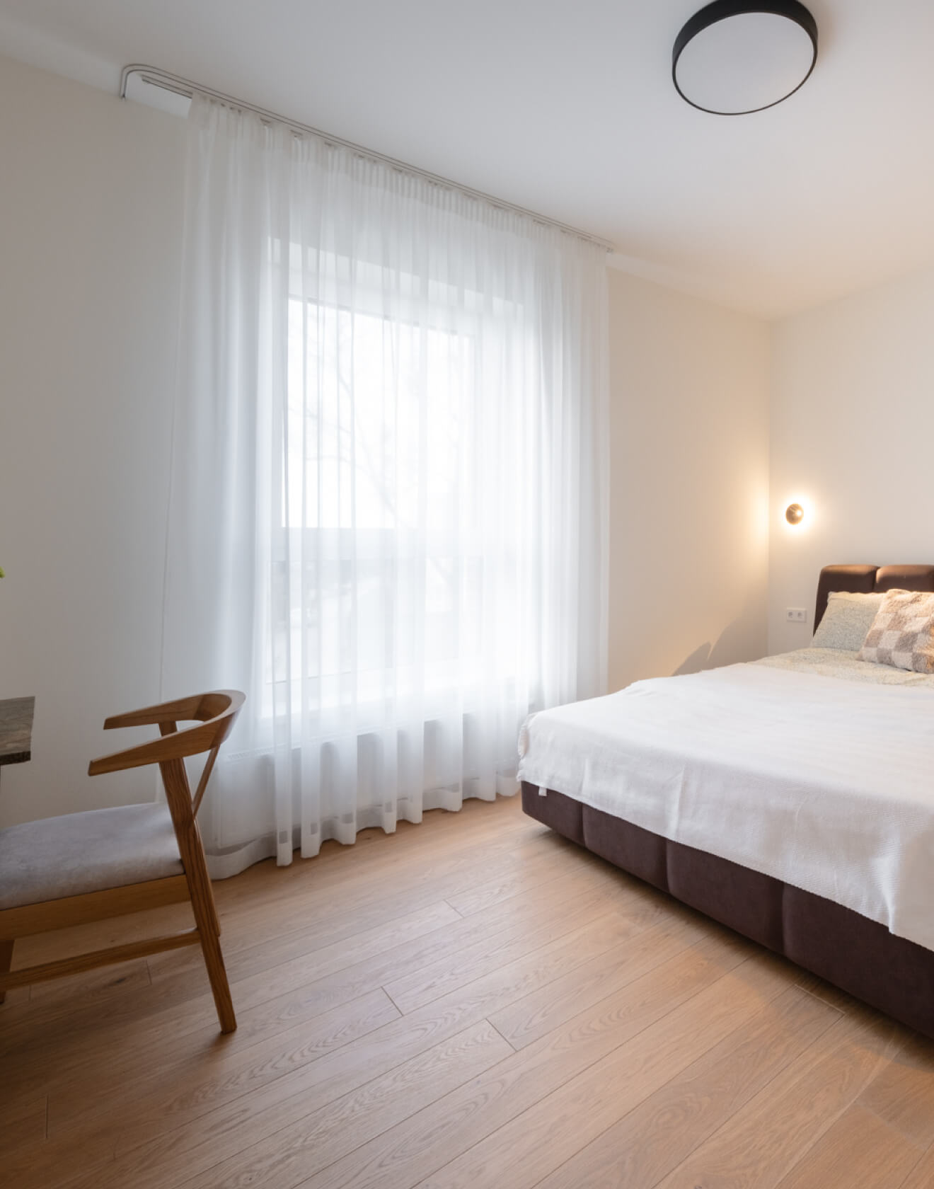 Jaukumas, kuris įkvepia: ąžuolo šiluma ir modernios formos