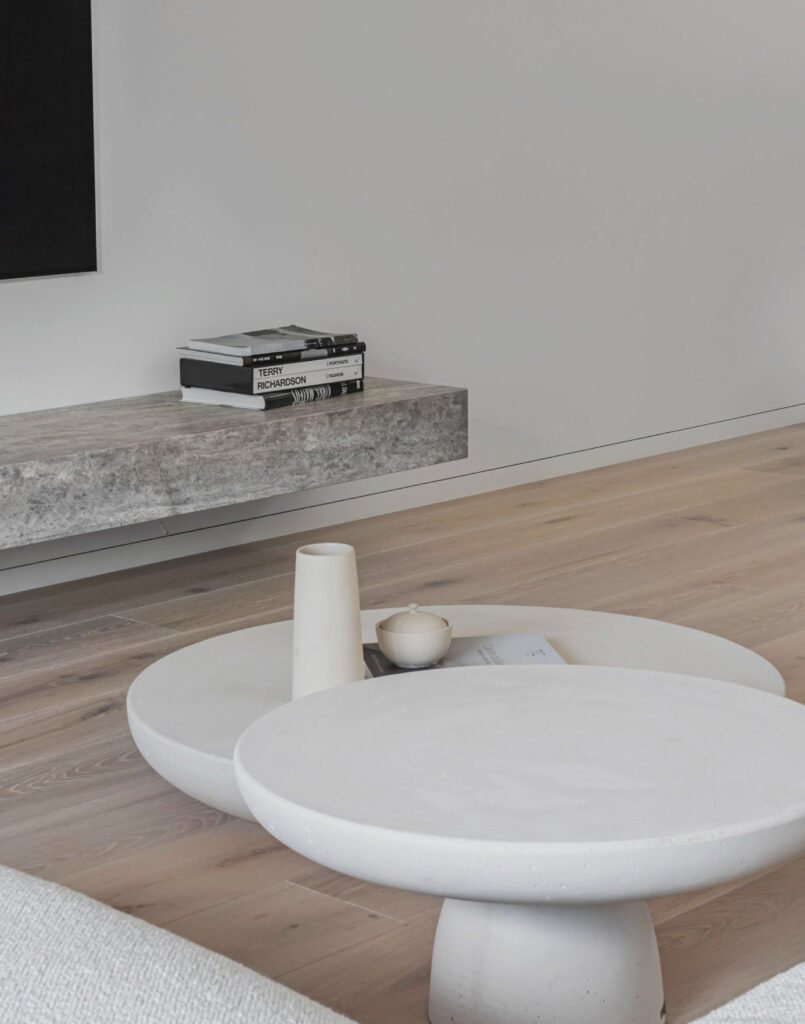 Manto Stonkaus ir Gelminės Glemžaitės namuose – Ivory atspalvio ąžuoliniai laiptai bei plačios grindų lentos