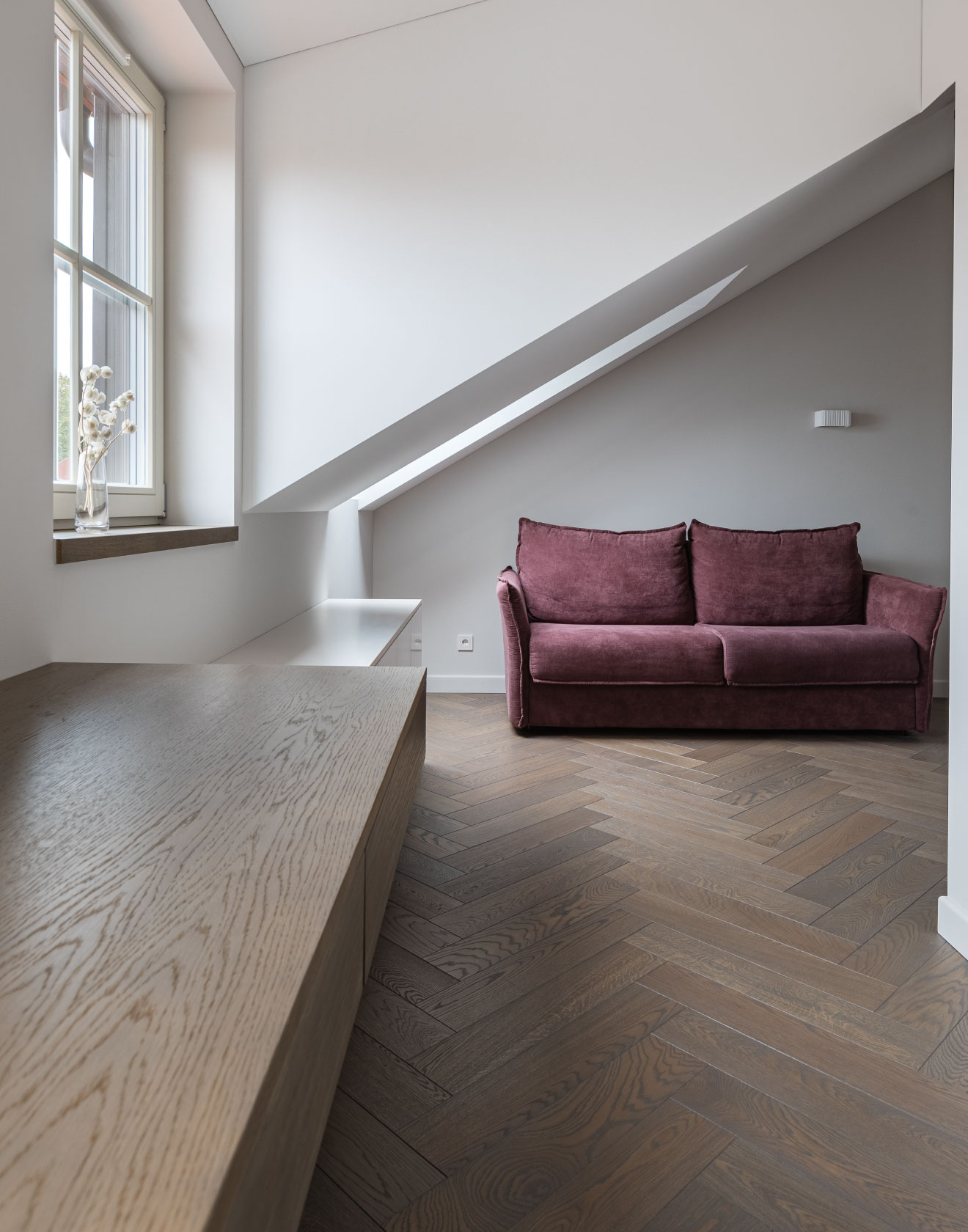 Herringbone parketlentės papuošė mansardą rekonstruotame senamiesčio name