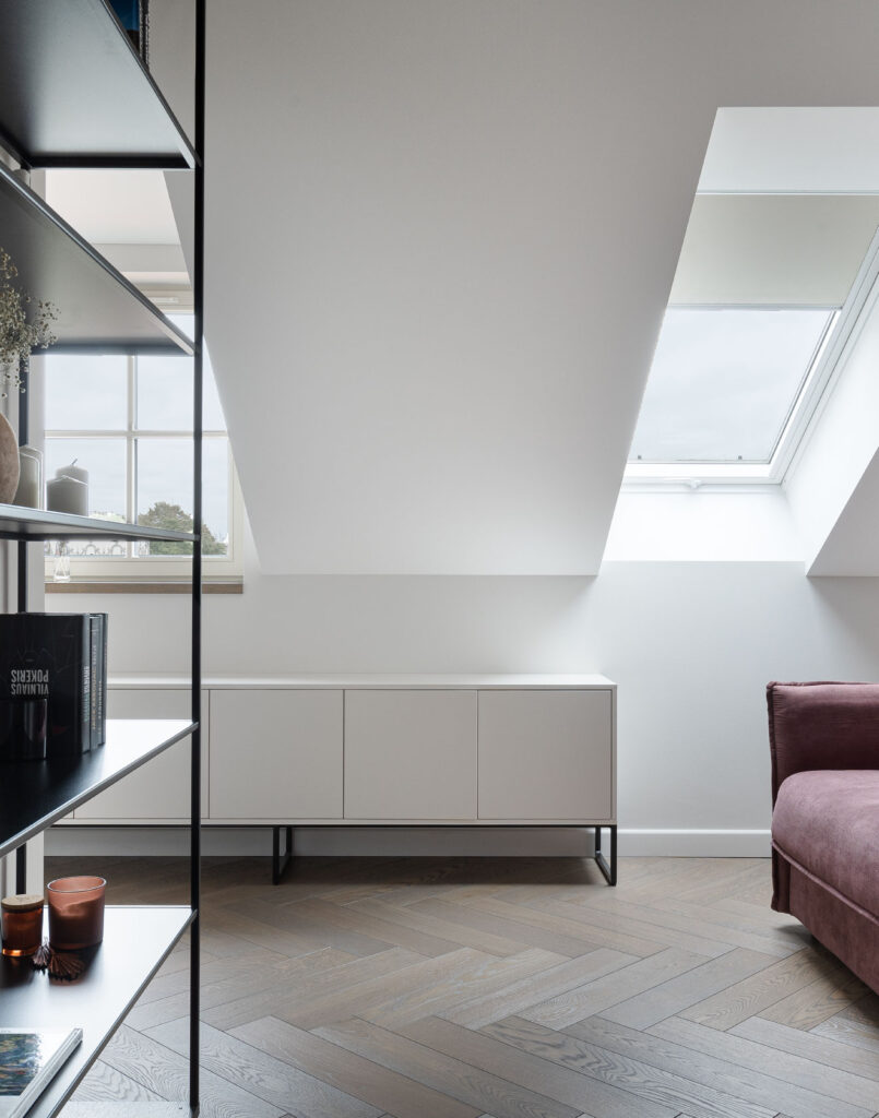 Herringbone parketlentės papuošė mansardą rekonstruotame senamiesčio name