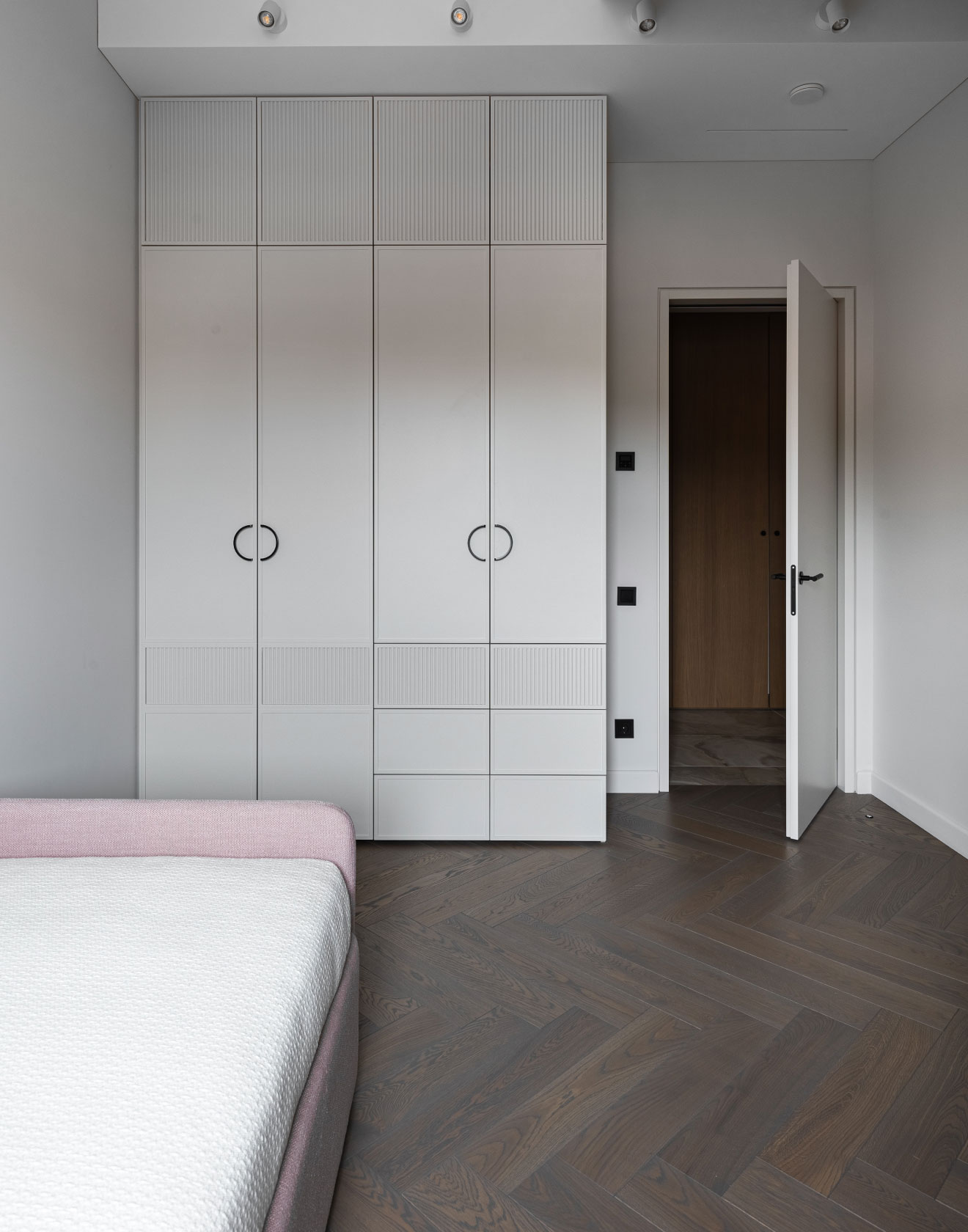 Herringbone parketlentės papuošė mansardą rekonstruotame senamiesčio name