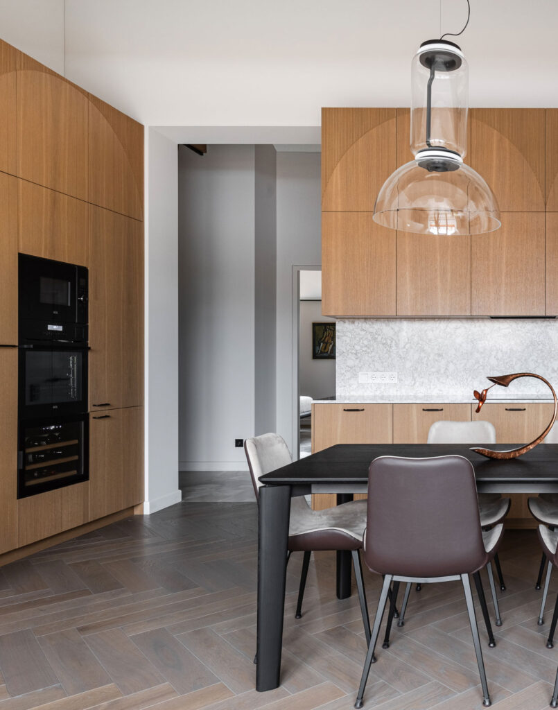 Herringbone parketlentės papuošė mansardą rekonstruotame senamiesčio name