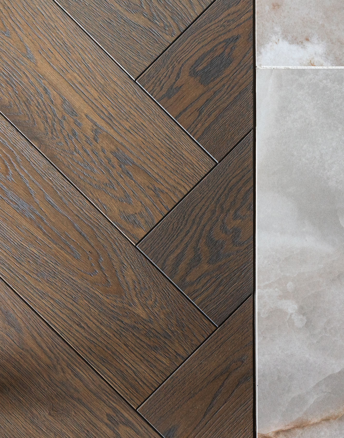 Herringbone parketlentės papuošė mansardą rekonstruotame senamiesčio name