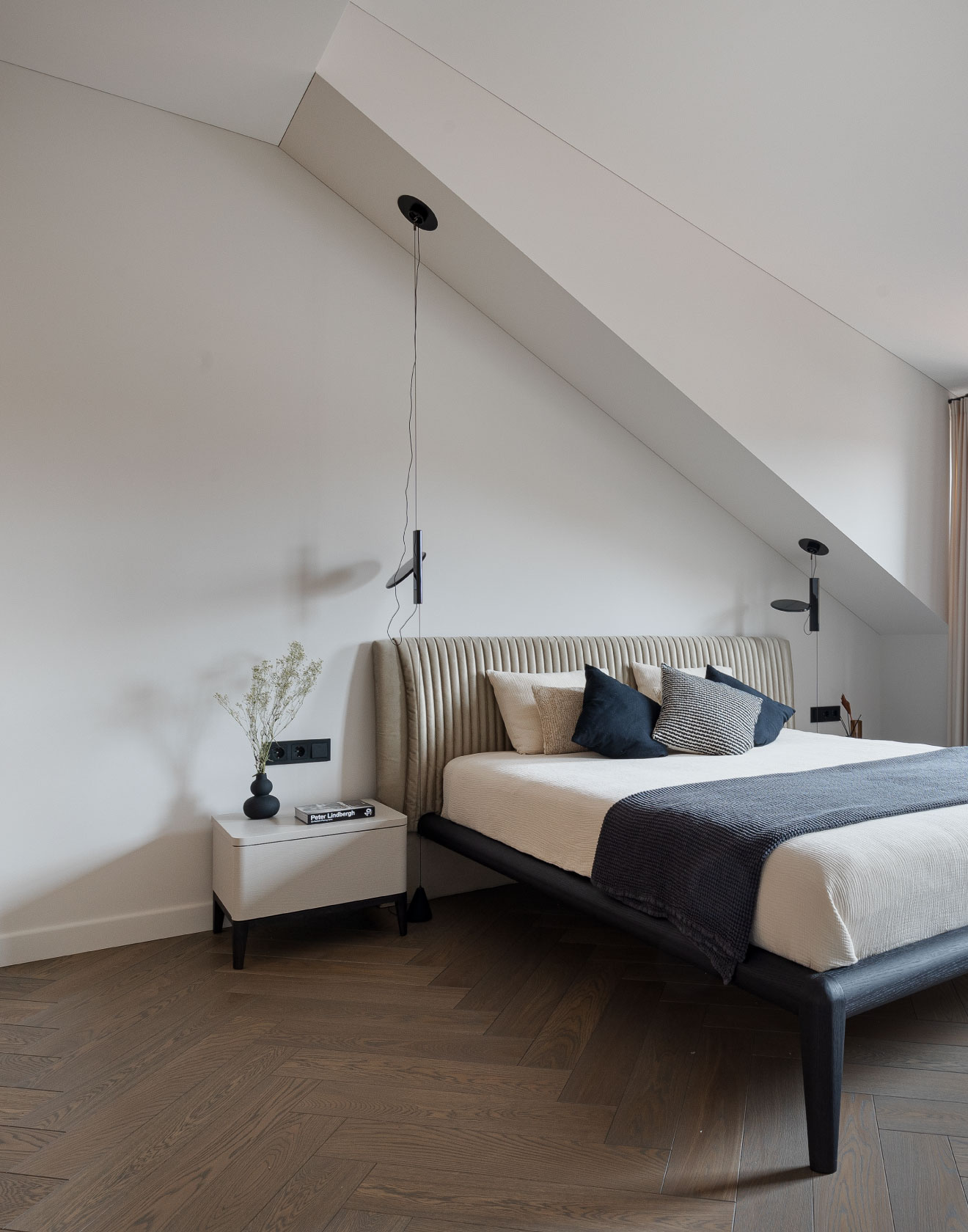 Herringbone parketlentės papuošė mansardą rekonstruotame senamiesčio name