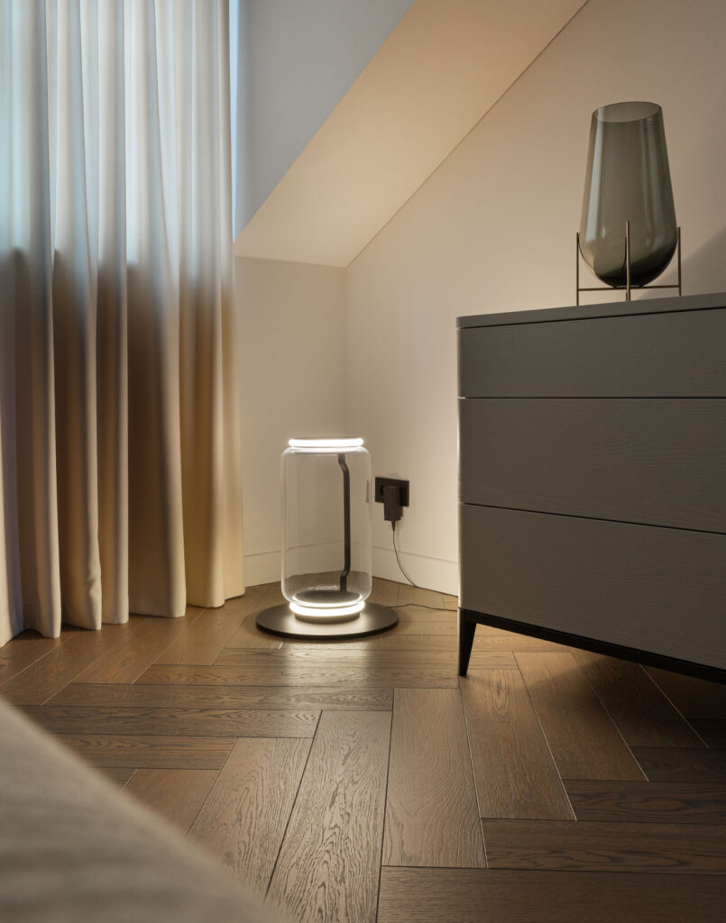 Herringbone parketlentės papuošė mansardą rekonstruotame senamiesčio name