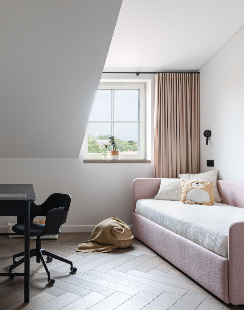 Herringbone parketlentės papuošė mansardą rekonstruotame senamiesčio name