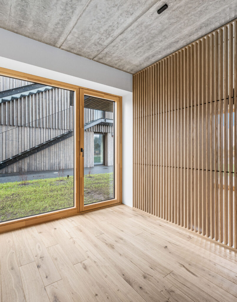 Mūsų medinės grindys ant marių kranto įsikūrusiuose apartamentuose „Svencele Dunes“