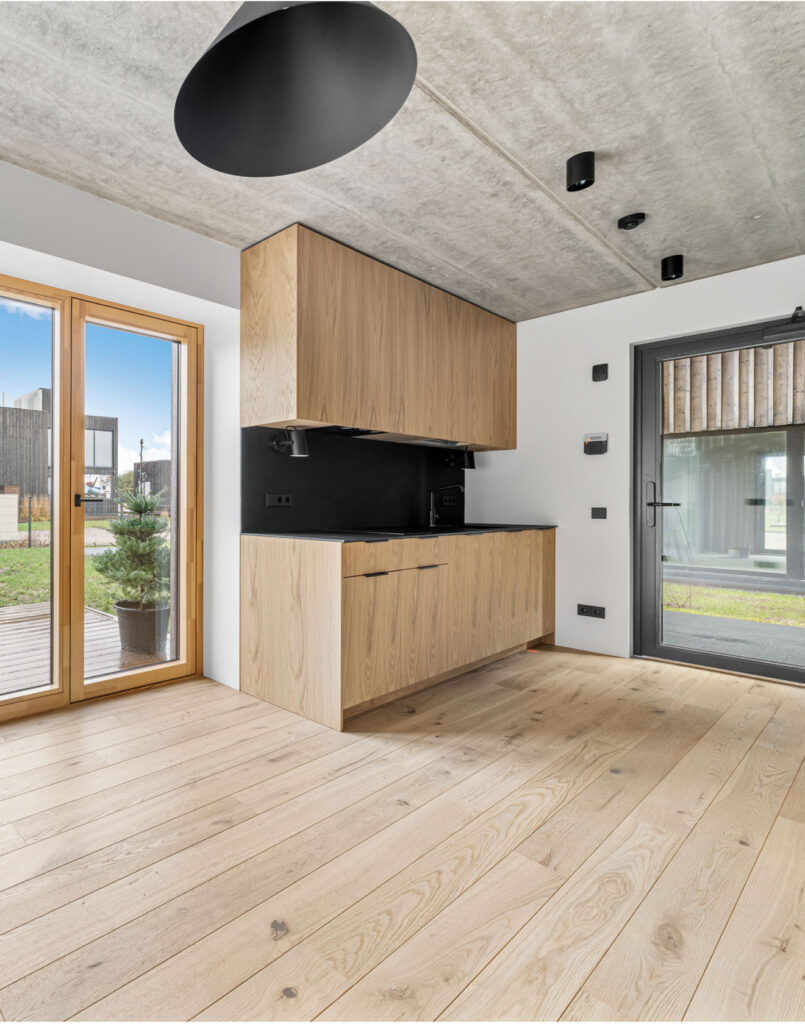 Mūsų medinės grindys ant marių kranto įsikūrusiuose apartamentuose „Svencele Dunes“