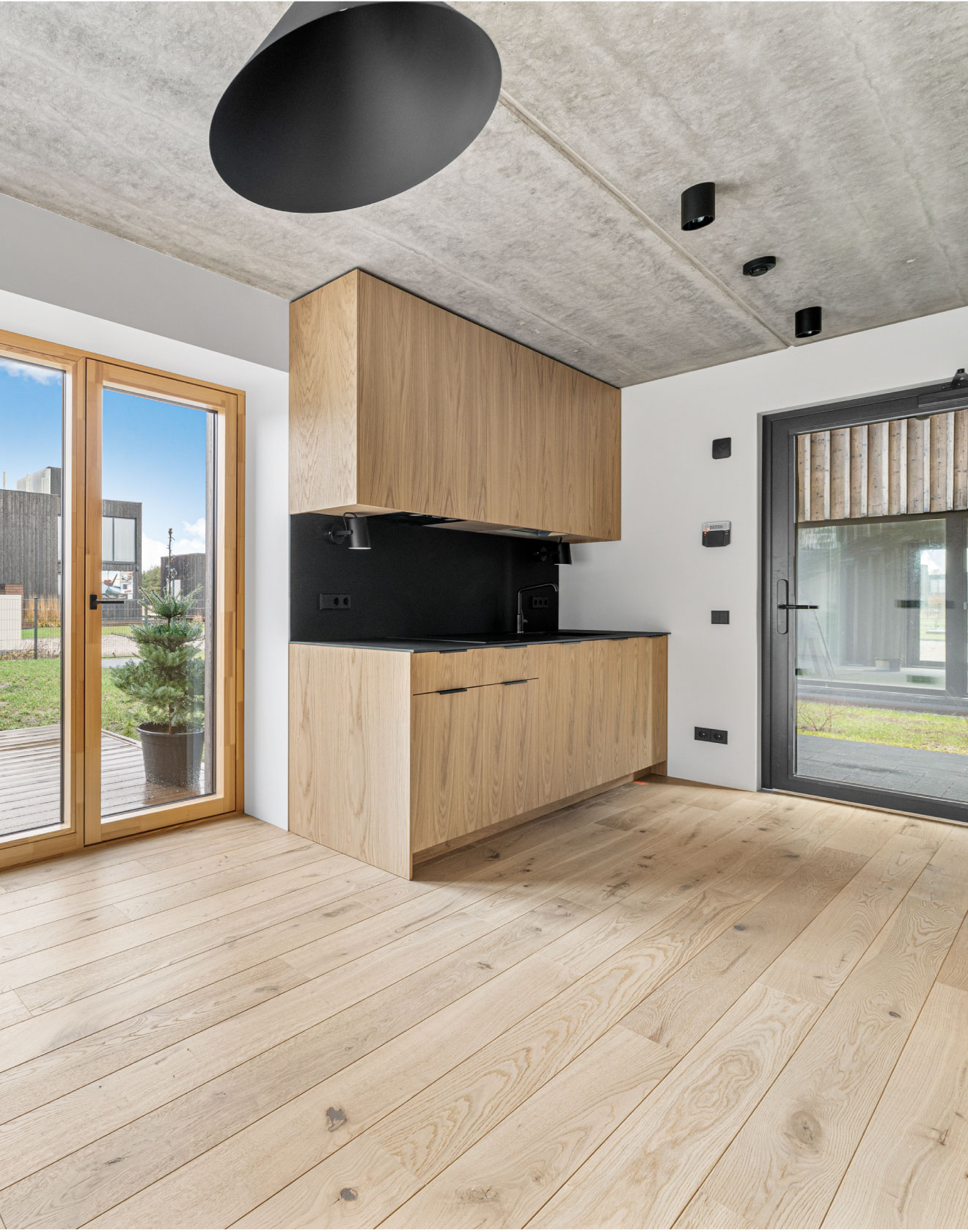 Mūsų medinės grindys ant marių kranto įsikūrusiuose apartamentuose „Svencele Dunes“