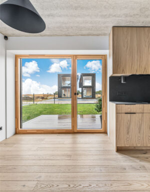 Mūsų medinės grindys ant marių kranto įsikūrusiuose apartamentuose „Svencele Dunes“