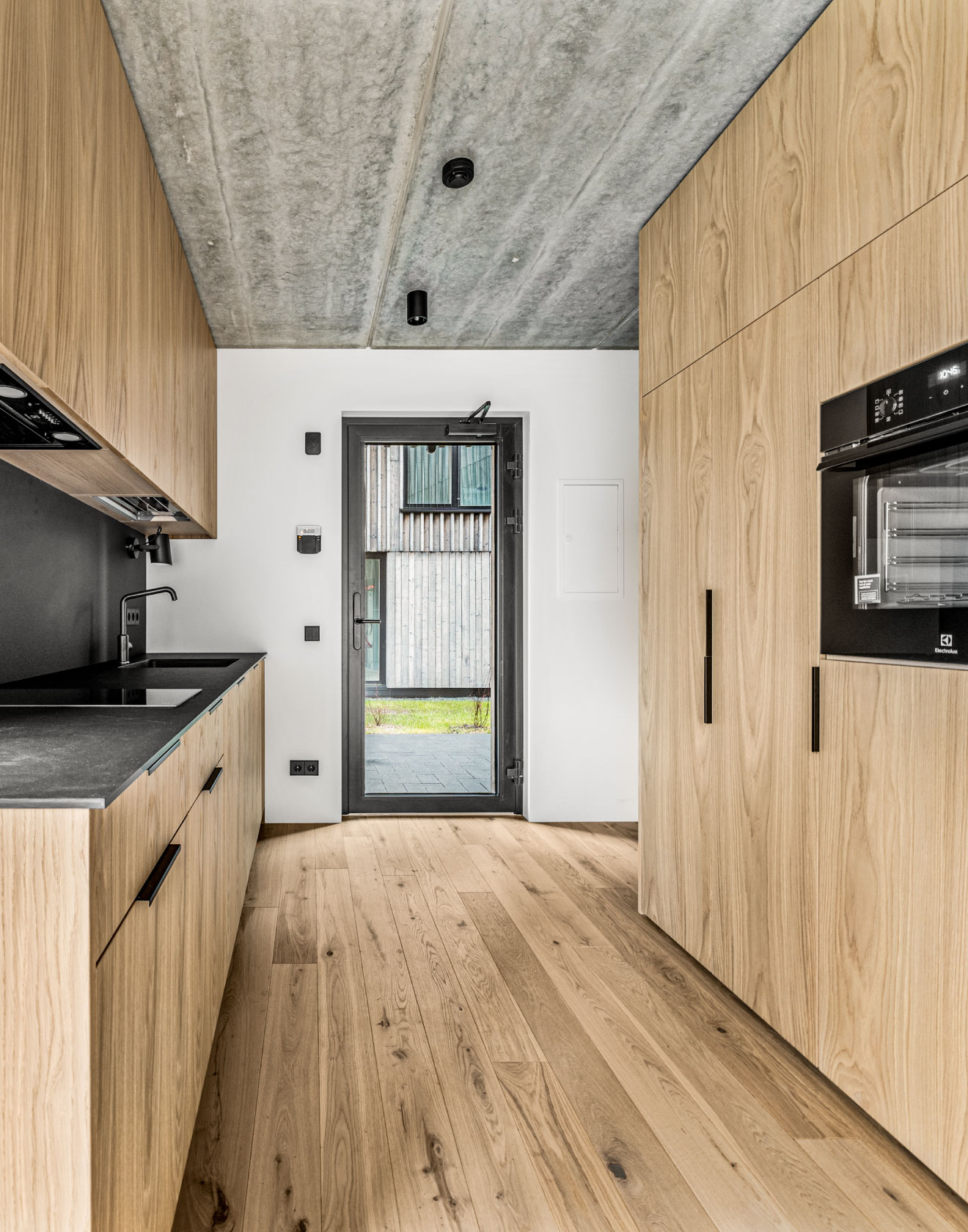 Mūsų medinės grindys ant marių kranto įsikūrusiuose apartamentuose „Svencele Dunes“