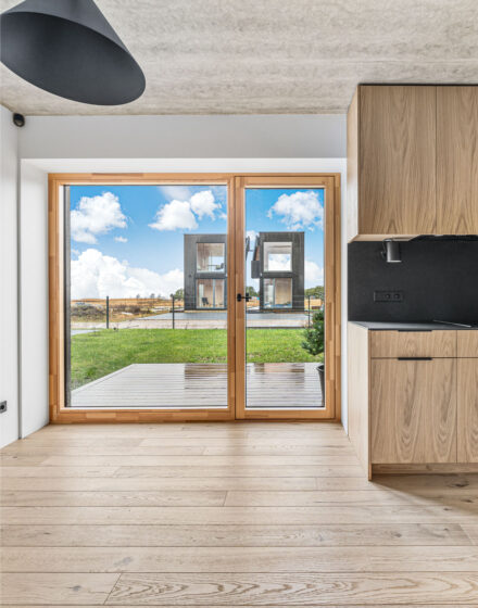 Mūsų medinės grindys ant marių kranto įsikūrusiuose apartamentuose „Svencele Dunes“