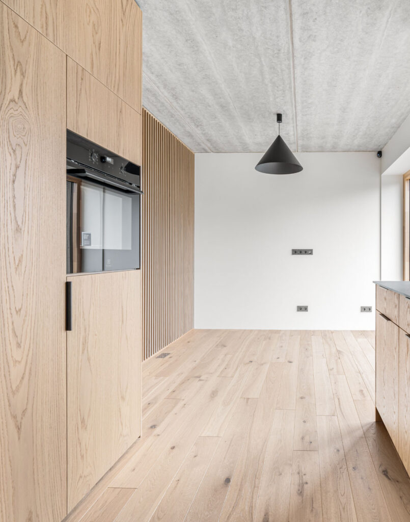 Mūsų medinės grindys ant marių kranto įsikūrusiuose apartamentuose „Svencele Dunes“