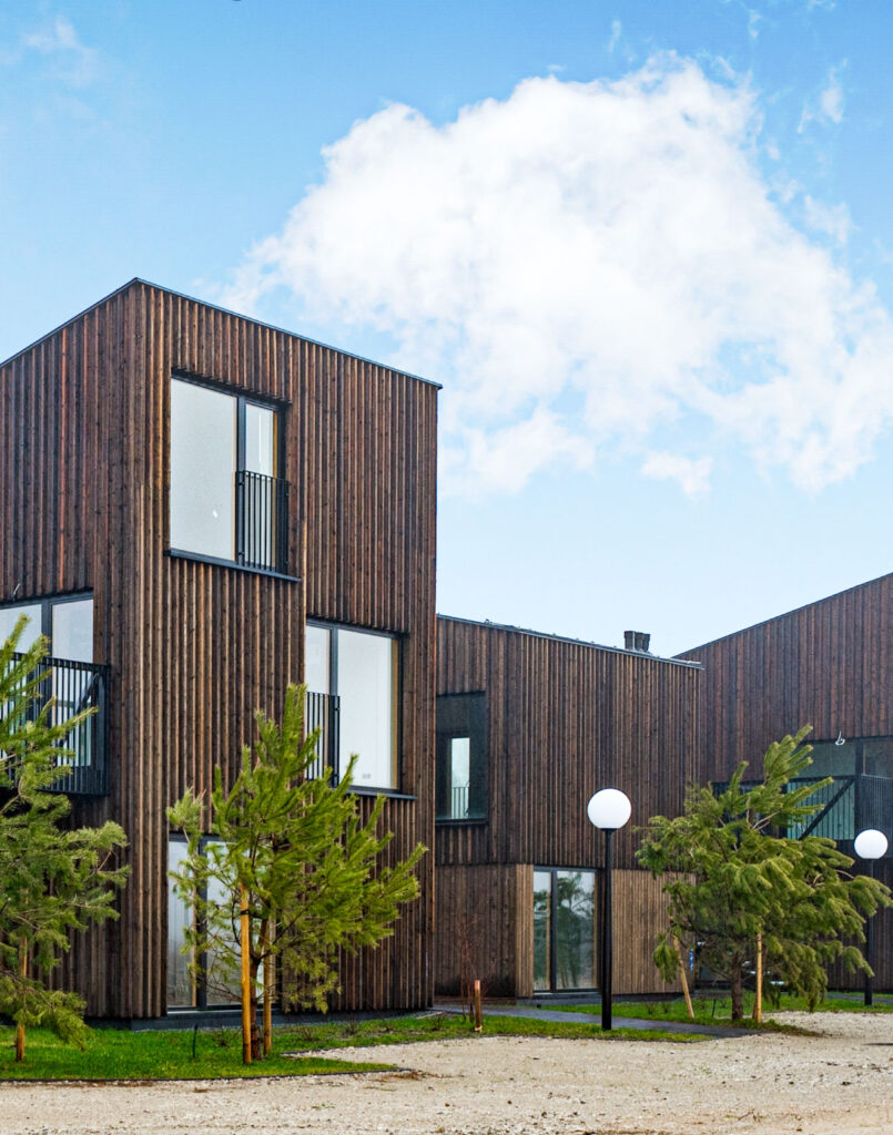 Mūsų medinės grindys ant marių kranto įsikūrusiuose apartamentuose „Svencele Dunes“