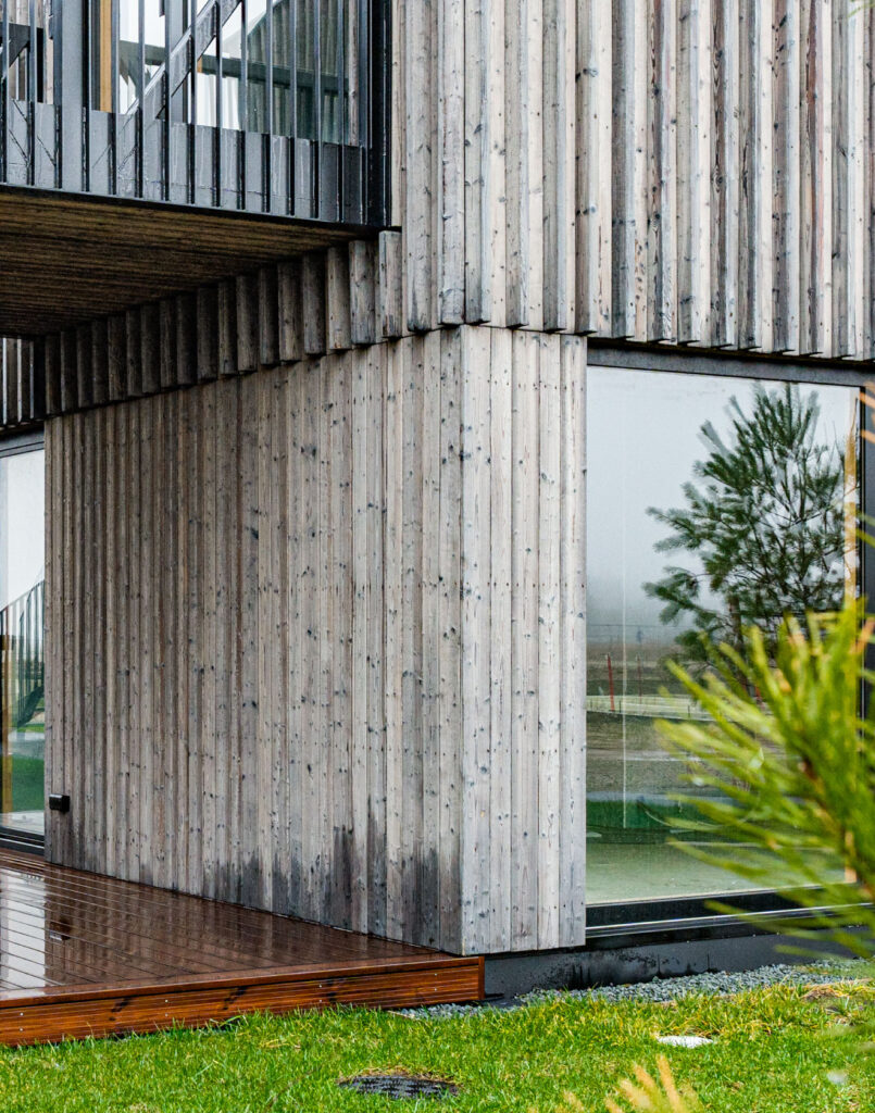 Mūsų medinės grindys ant marių kranto įsikūrusiuose apartamentuose „Svencele Dunes“