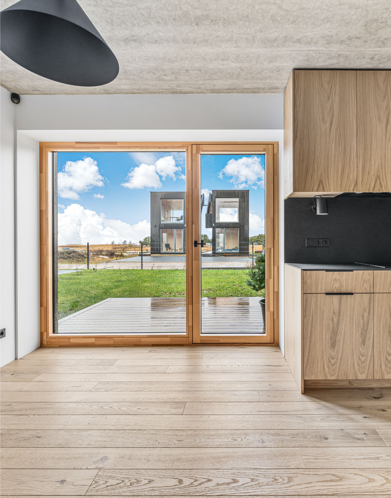 Mūsų medinės grindys ant marių kranto įsikūrusiuose apartamentuose „Svencele Dunes“