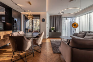 Stilius ir praktiškumas viename: kaip derinti mūsų Riešuto spalvos grindis interjere?