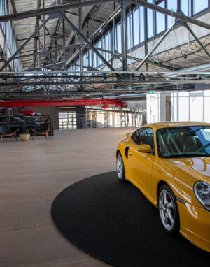 Ąžuolinės grindys „Lumber Room“ klube: nerūpestinga prabanga industrinėje erdvėje