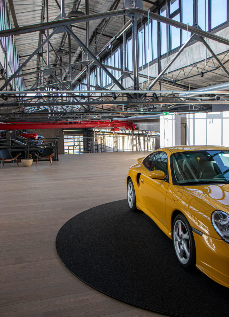 Ąžuolinės grindys „Lumber Room“ klube: nerūpestinga prabanga industrinėje erdvėje