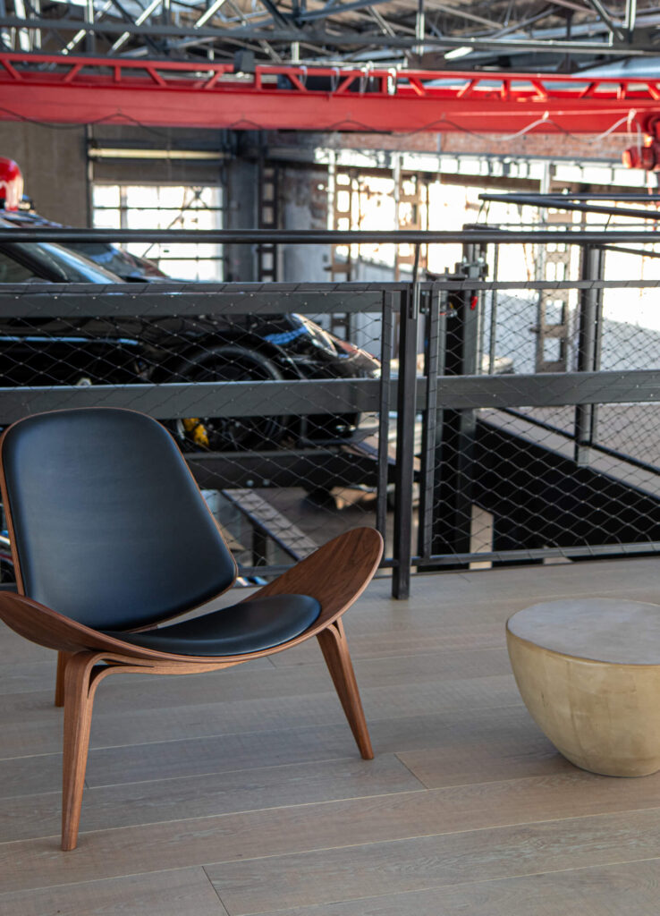 Mūsų ąžuolinės grindys „Lumber Room“: nerūpestinga prabanga industrinėje erdvėje