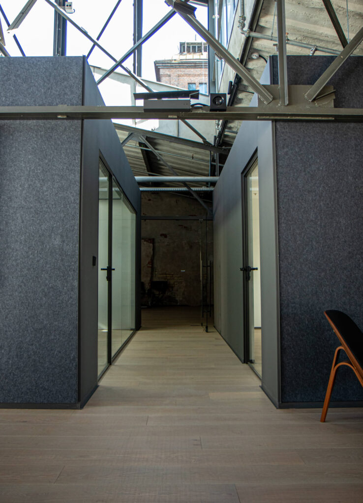 Mūsų ąžuolinės grindys „Lumber Room“: nerūpestinga prabanga industrinėje erdvėje