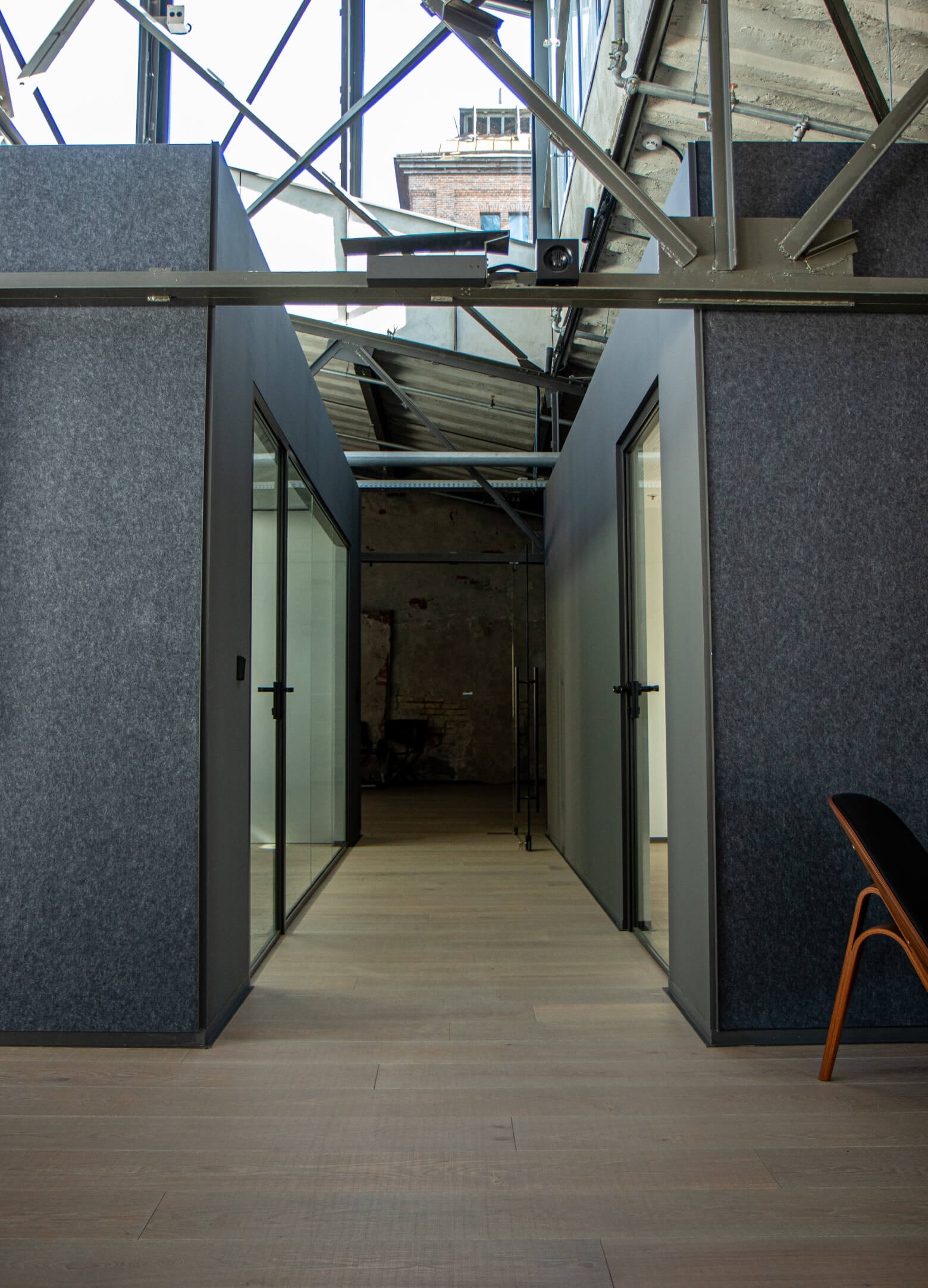 Mūsų ąžuolinės grindys „Lumber Room“: nerūpestinga prabanga industrinėje erdvėje