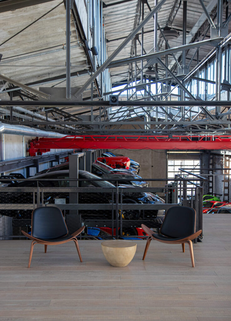 Mūsų ąžuolinės grindys „Lumber Room“: nerūpestinga prabanga industrinėje erdvėje