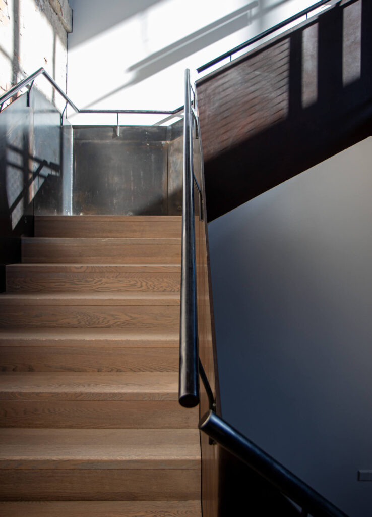 Mūsų ąžuolinės grindys „Lumber Room“: nerūpestinga prabanga industrinėje erdvėje