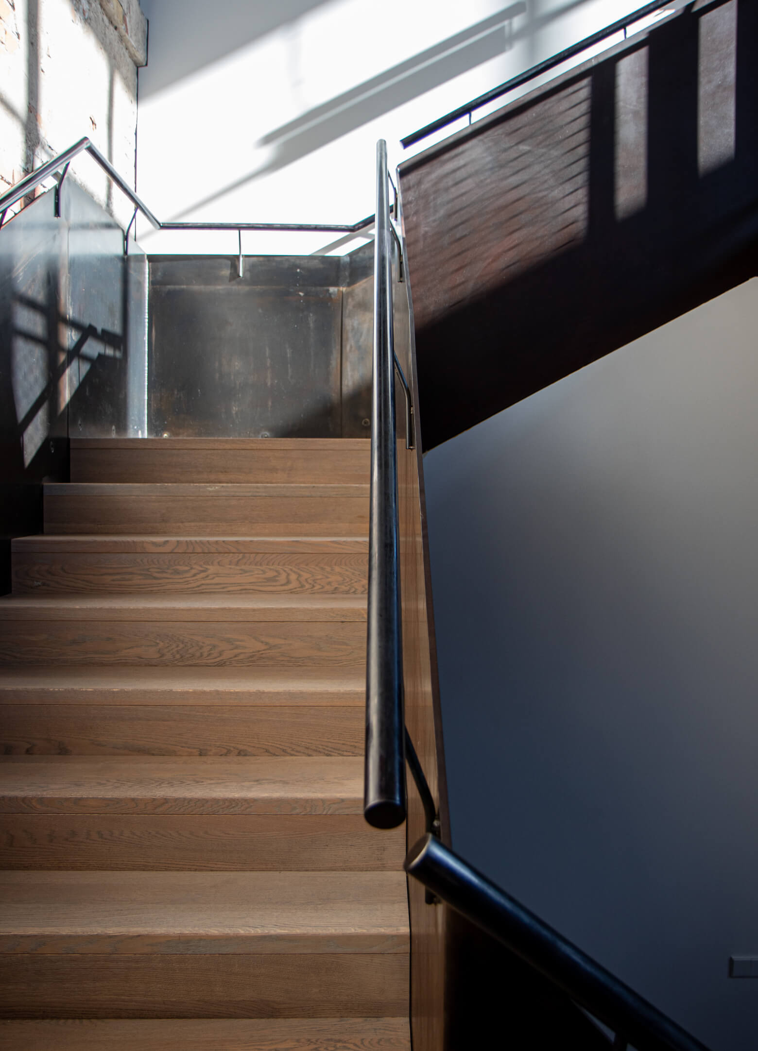 Mūsų ąžuolinės grindys „Lumber Room“: nerūpestinga prabanga industrinėje erdvėje