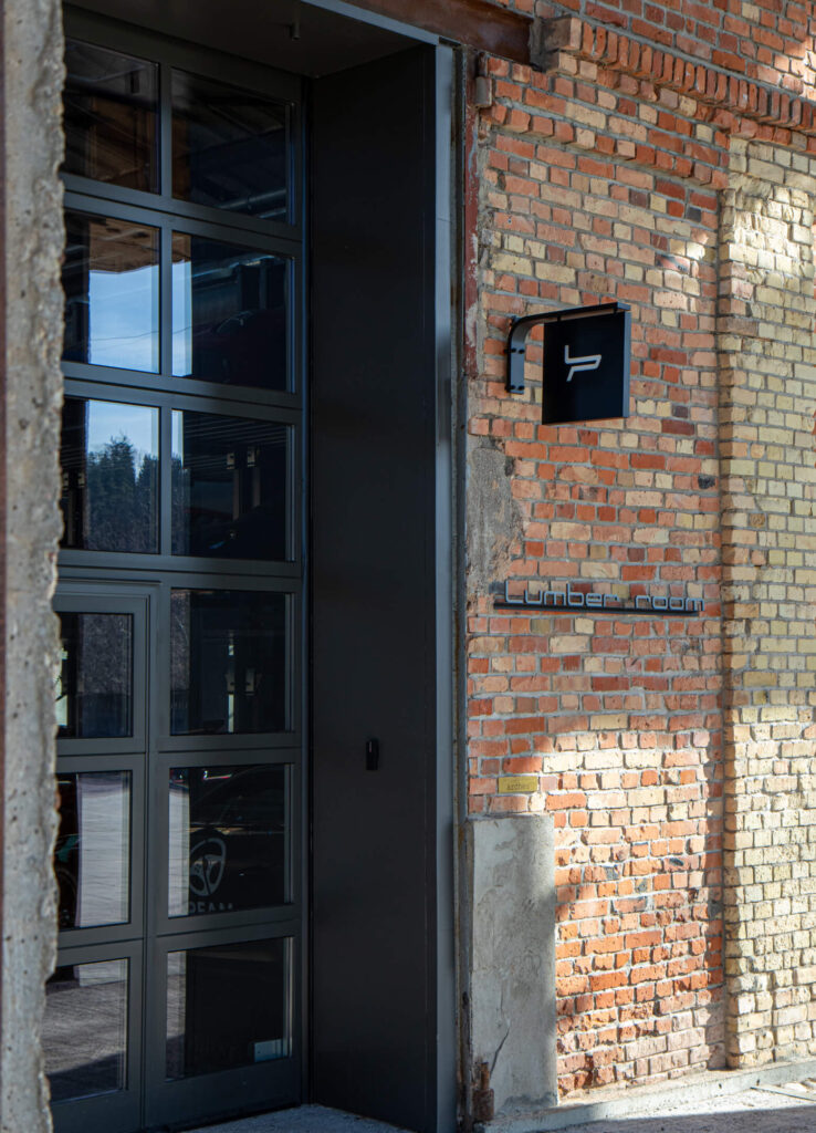 Mūsų ąžuolinės grindys „Lumber Room“: nerūpestinga prabanga industrinėje erdvėje