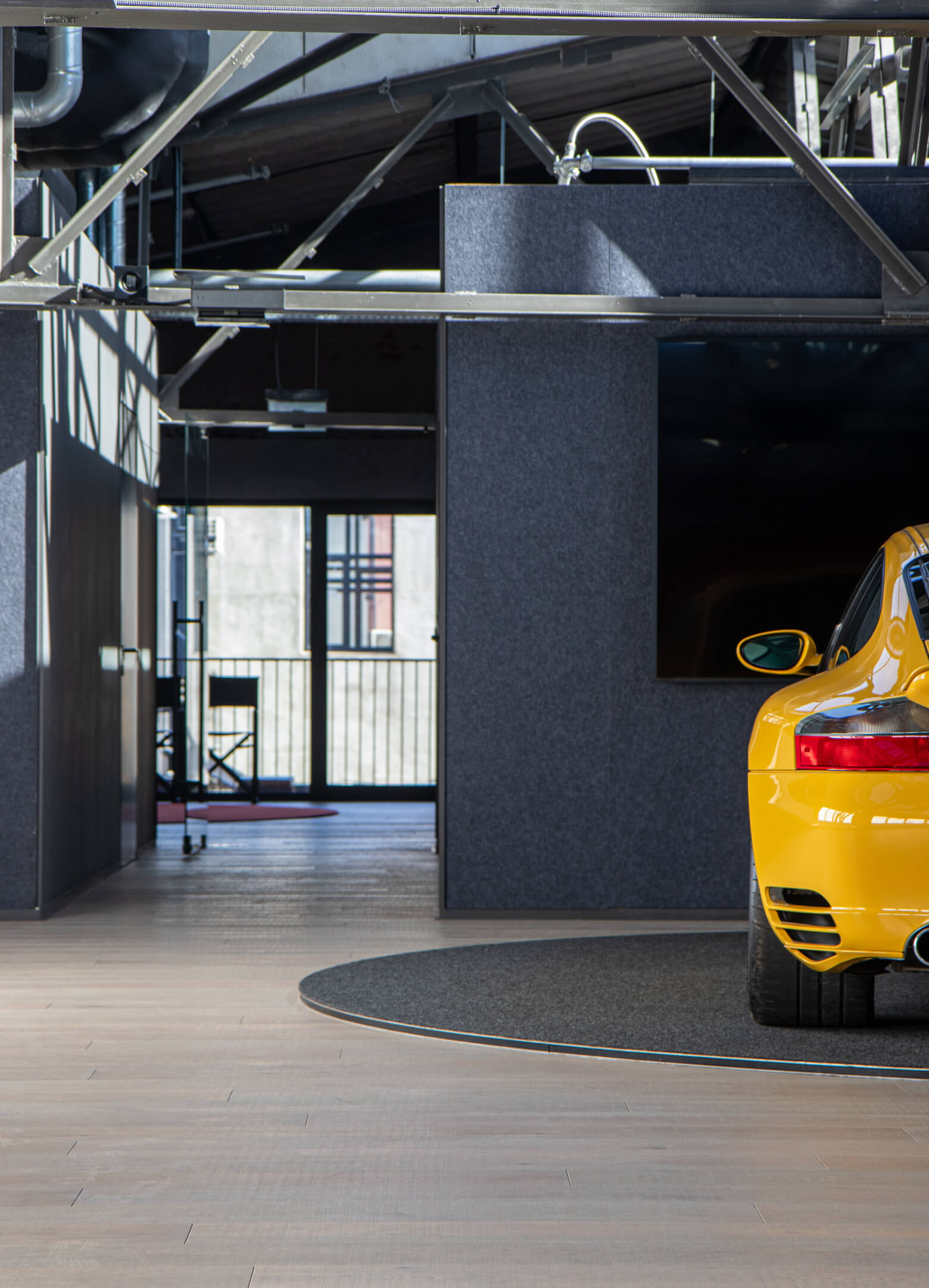 Mūsų ąžuolinės grindys „Lumber Room“: nerūpestinga prabanga industrinėje erdvėje