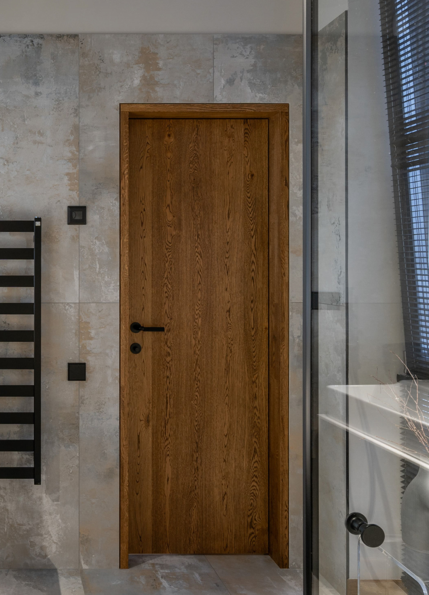 Įspūdinga dermė: Riešuto (3481) spalvos ąžuolas namų interjere