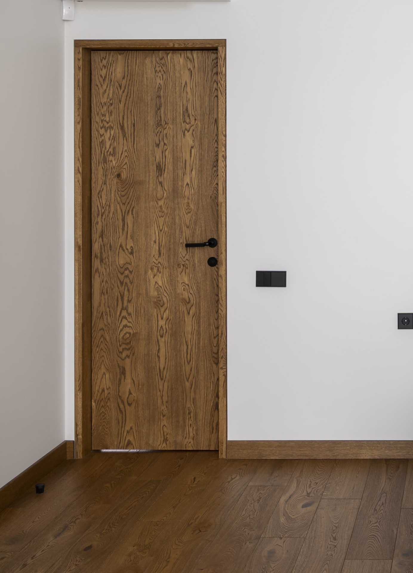 Įspūdinga dermė: Riešuto (3481) spalvos ąžuolas namų interjere