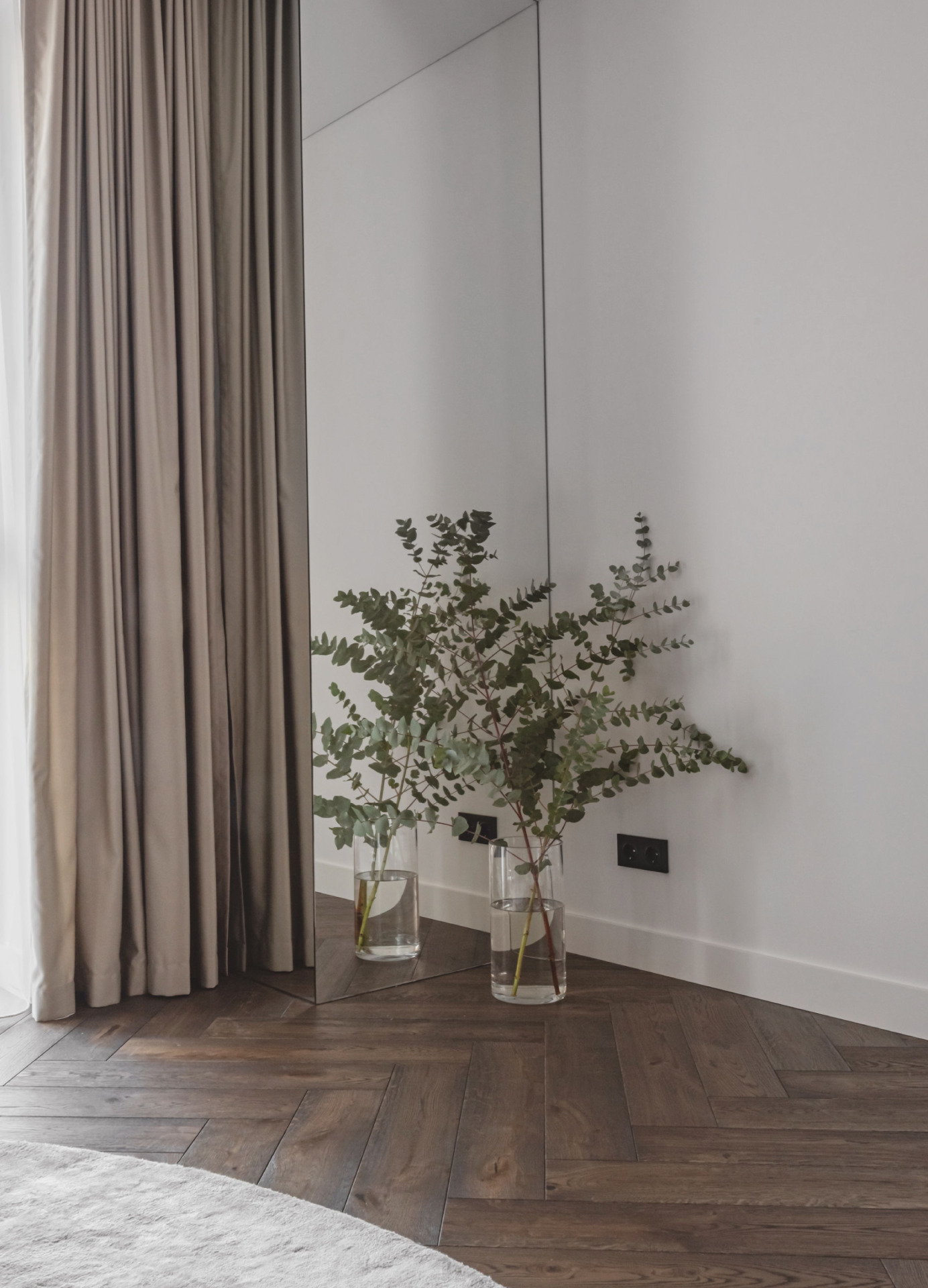 Subtili drąsa: juodmedžio spalvos “herringbone” parketas diktuoja nuotaiką