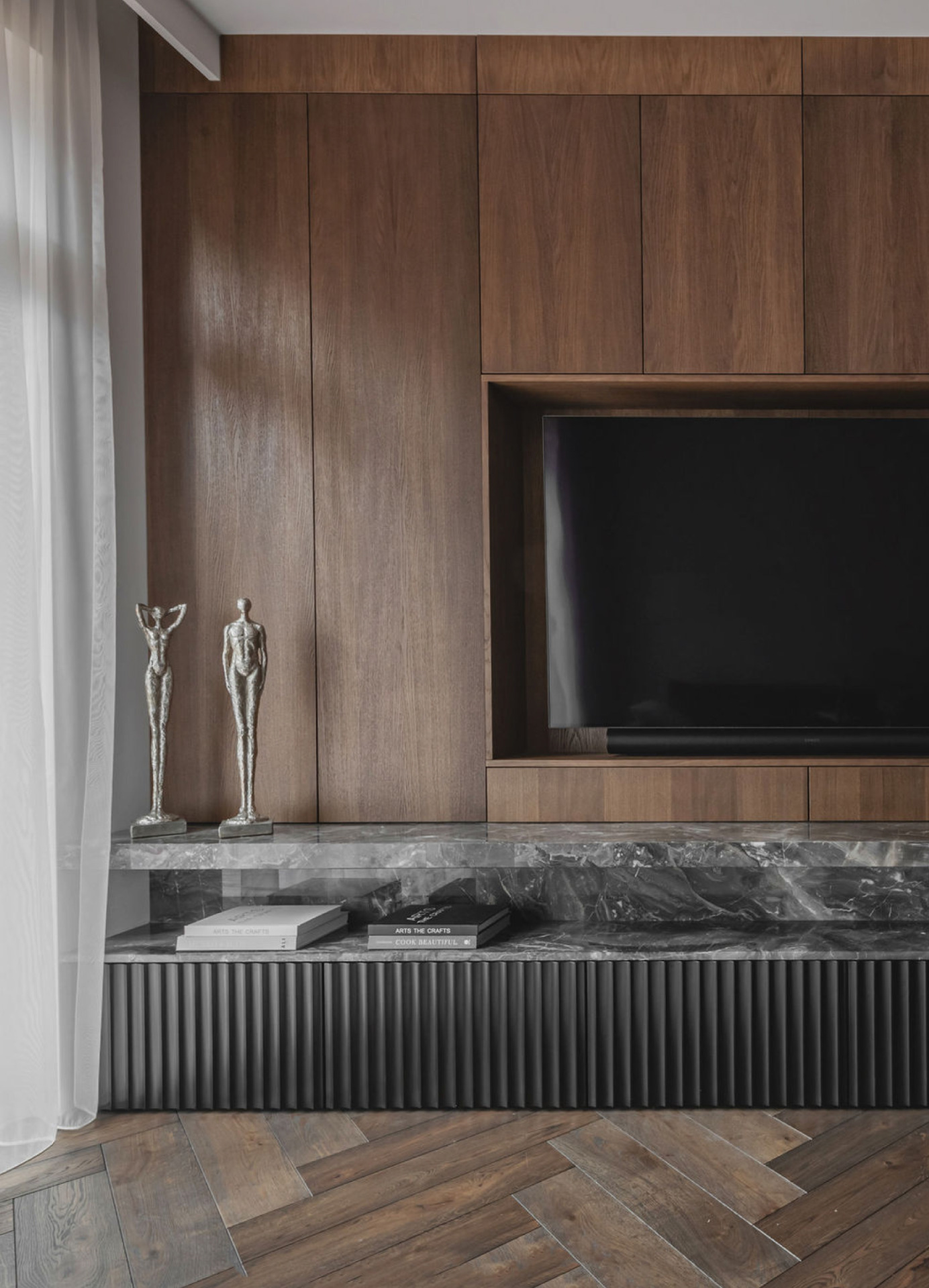 Subtili drąsa: juodmedžio spalvos “herringbone” parketas diktuoja nuotaiką