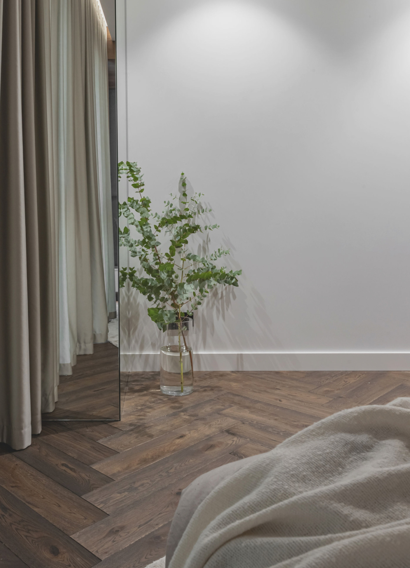 Subtili drąsa: juodmedžio spalvos “herringbone” parketas diktuoja nuotaiką