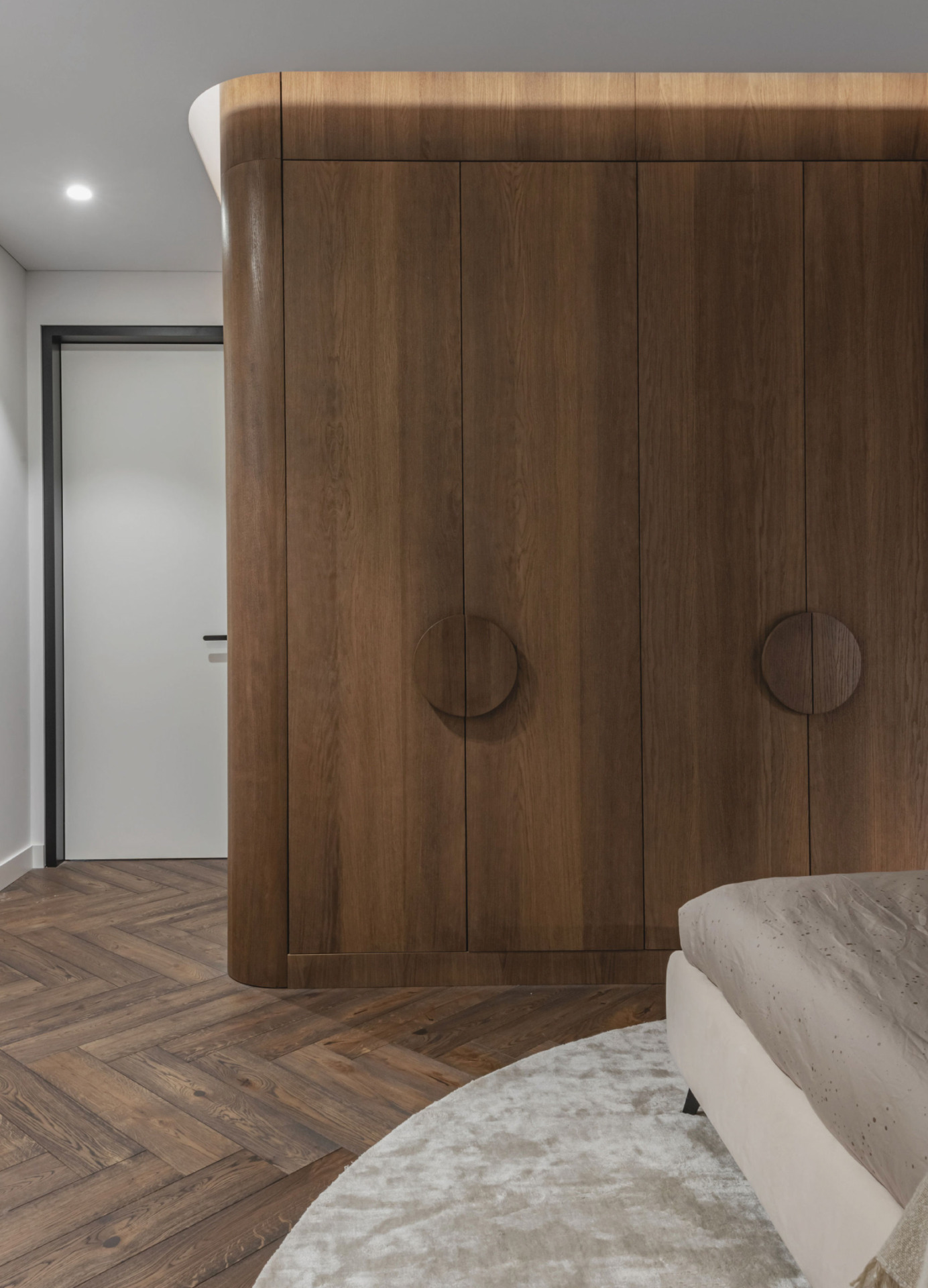 Subtili drąsa: juodmedžio spalvos “herringbone” parketas diktuoja nuotaiką