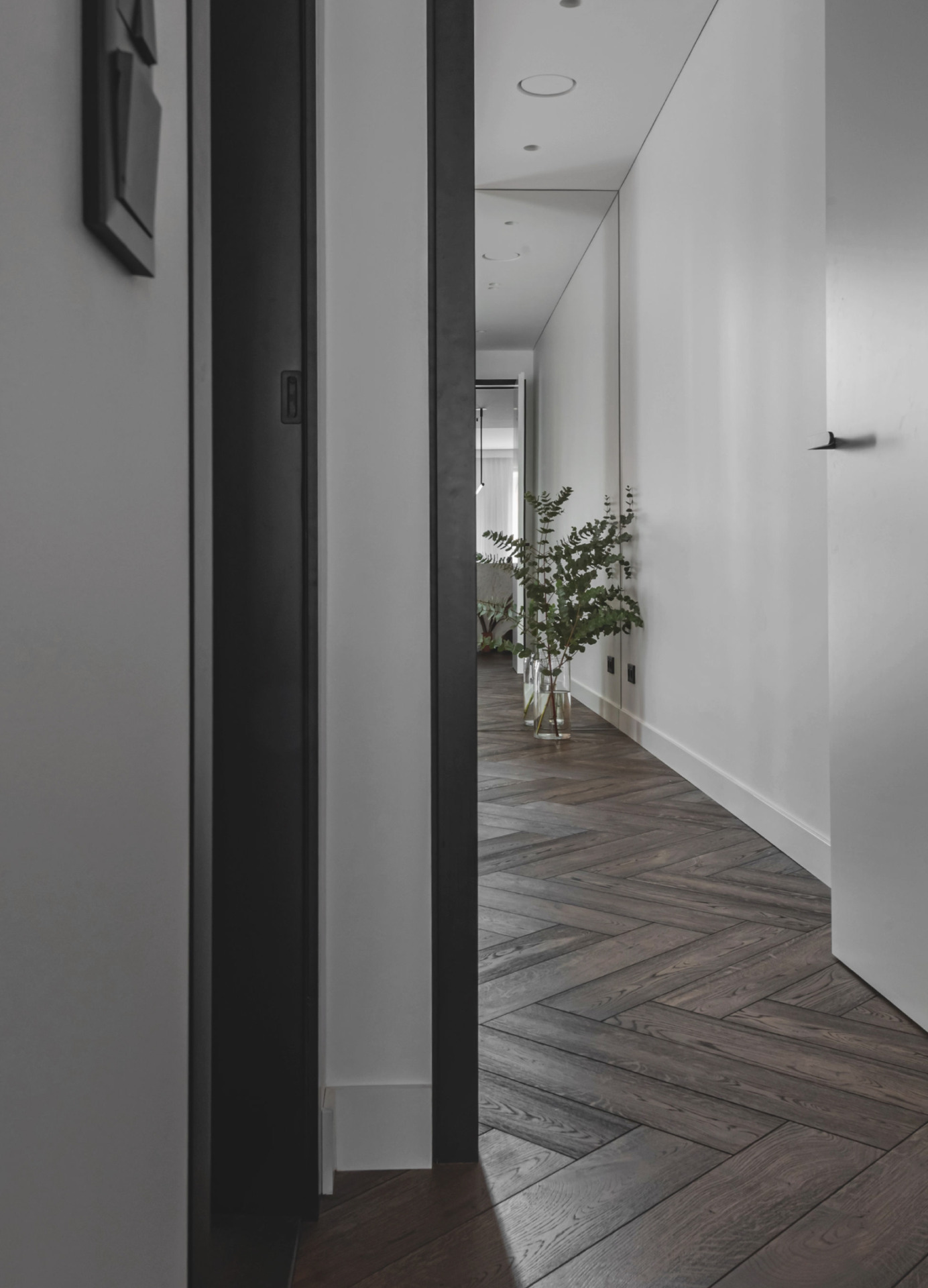 Subtili drąsa: juodmedžio spalvos “herringbone” parketas diktuoja nuotaiką