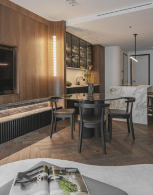 Subtili drąsa: juodmedžio spalvos “herringbone” parketas diktuoja nuotaiką