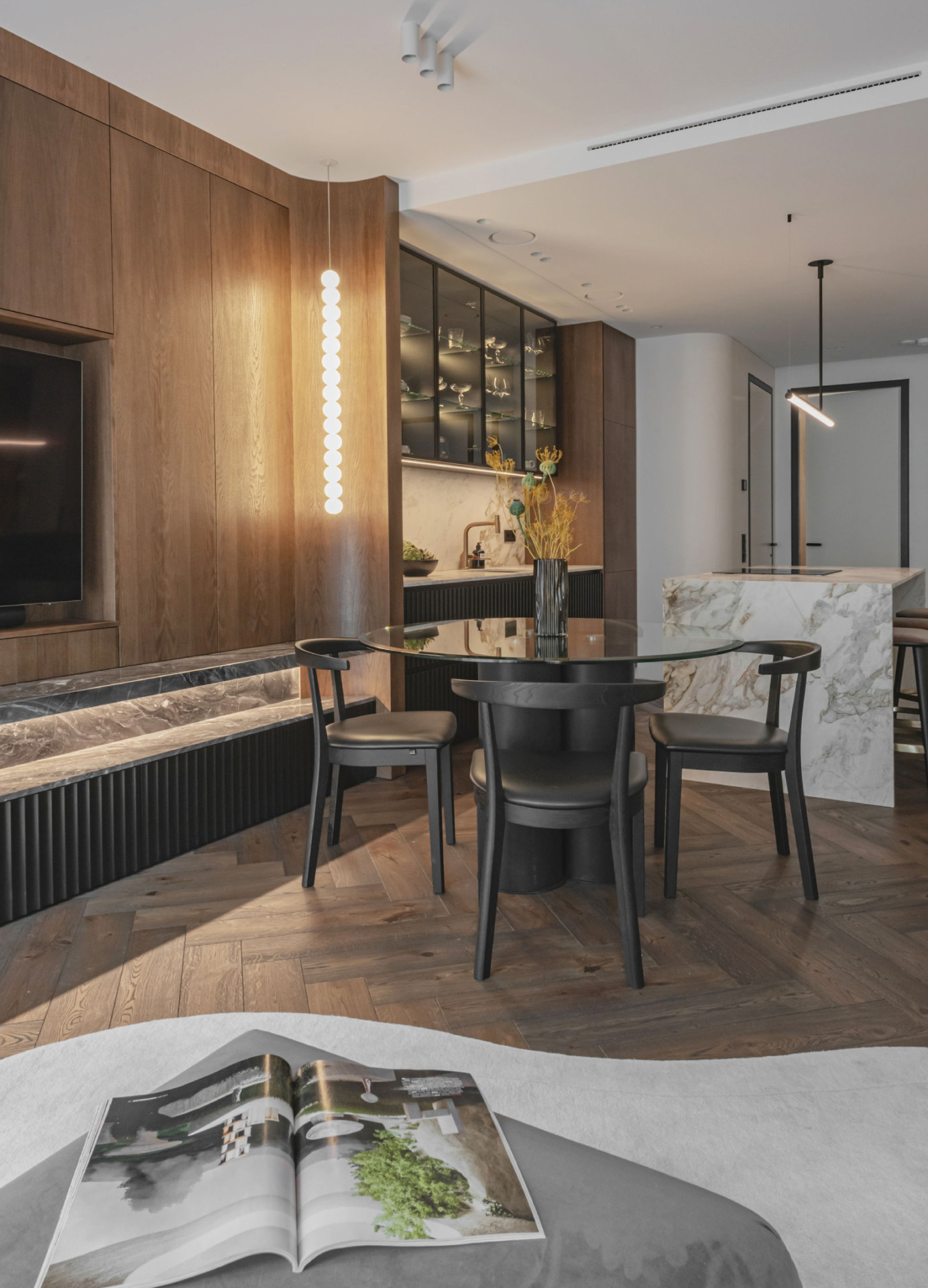 Subtili drąsa: juodmedžio spalvos “herringbone” parketas diktuoja nuotaiką