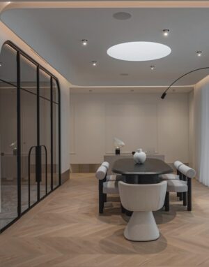 Santūri dinamika: Chevron ąžuolinis parketas subtiliame, minimalistiniame interjere